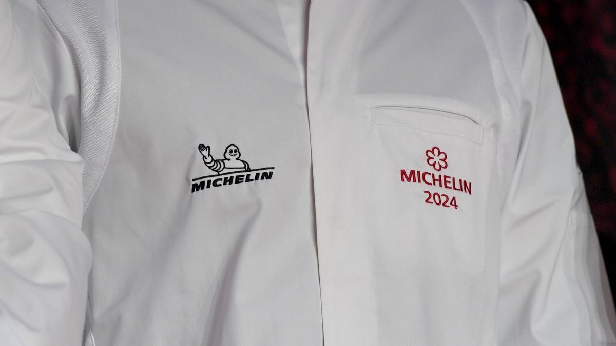 Eine Ein-Sterne-Kochjacke während der Verleihung der Michelin-Sterne 2024