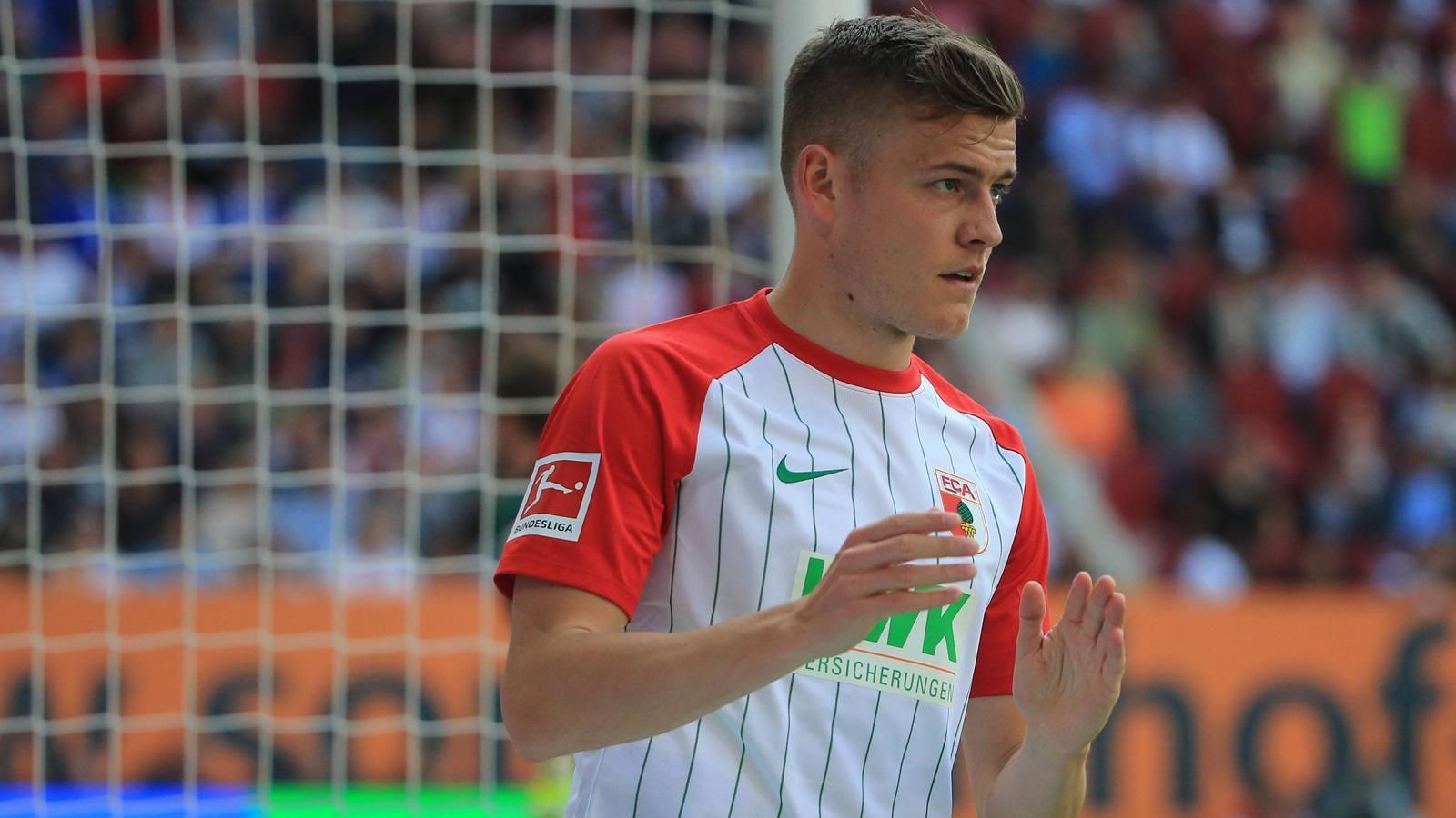 
                <strong>FC Augsburg</strong><br>
                Auf jeden Fall soll noch ein neuer Torhüter kommen. Ansonsten geht's vor allem darum, die Zahl der Reservisten – vor allem in Abwehr und Angriff – zu verkleinern. Alfred Finnbogason könnte sich verabschieden, was einen Nachkauf erforderlich machen würde.
              