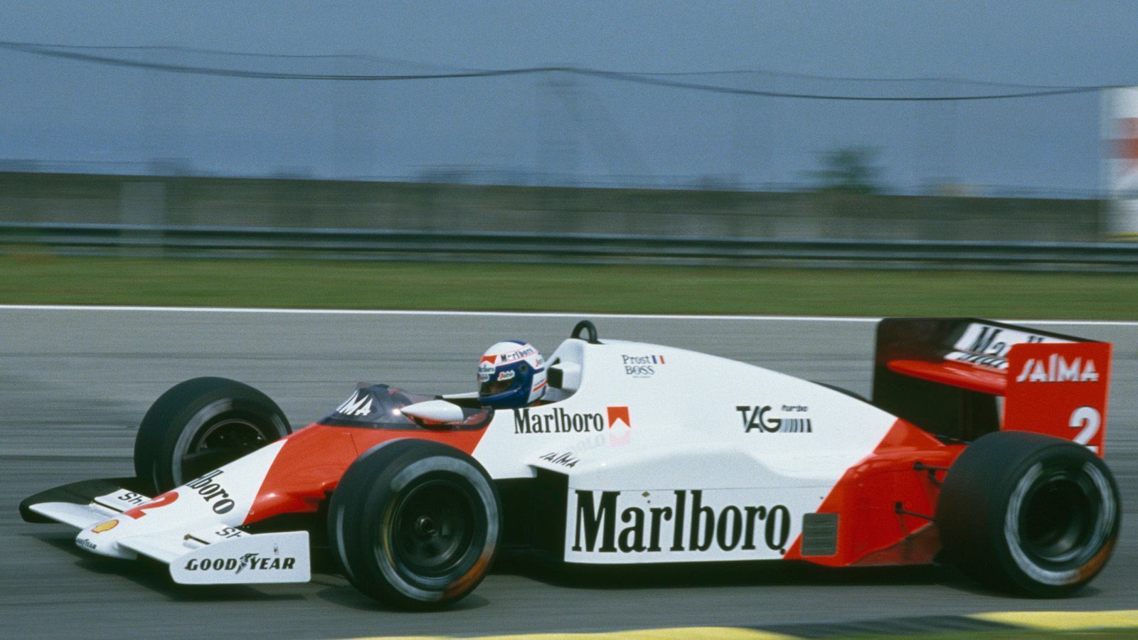 
                <strong>McLaren (1985) </strong><br>
                Mitte der 80er bekamen die Rennwagen ein langes Heck, flache Motorhauben und lange Seitenkästen. Die Frontpartie fiel dagegen vergleichsweise kurz aus. Die Front- und Heckflügel wurden schon in dieser Zeit kleinteiliger. Hier zu sehen am McLaren, gesteuert von einem seiner erfolgreichsten Fahrer der 1980er Jahre: Alain Prost.
              
