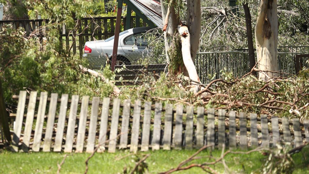 Sturm, Überschwemmungen, Hagel: Der Osten Australiens erlebt tödliche Unwetter. Der Westen dagegen wird von Trockenheit und Buschbränden heimgesucht.