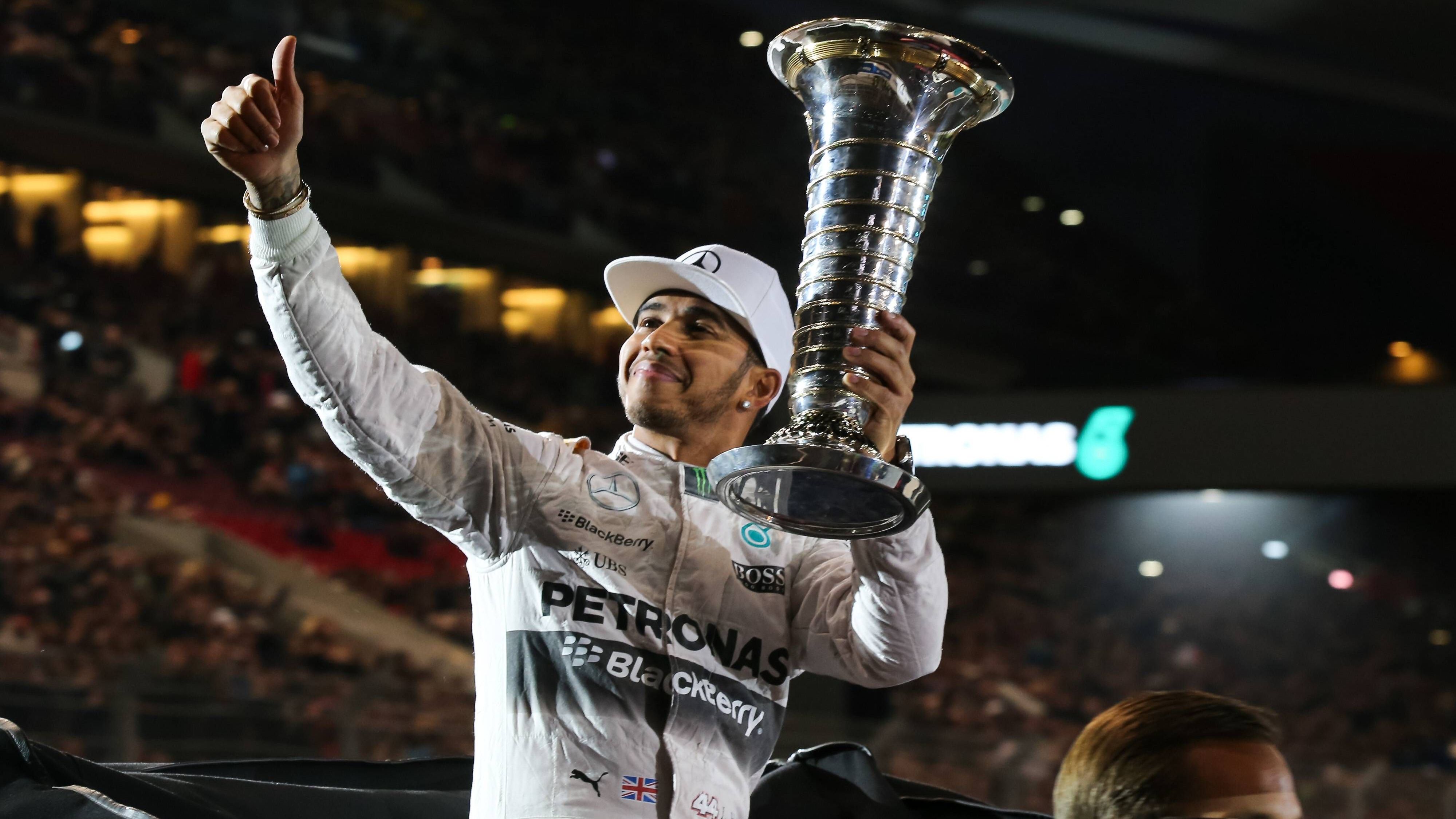 <strong>Lewis Hamilton</strong><br>Zwar sträubte sich Hamilton, sah das aufstrebende Werksteam zunächst als Verschlechterung an. Doch Lauda konnte den Briten überzeugen. Eine gute Entscheidung. Von 2014 bis 2020 holte er sechs WM-Titel mit Mercedes. Ab 2025 wagt Hamilton mit Ferrari den nächsten Anlauf.