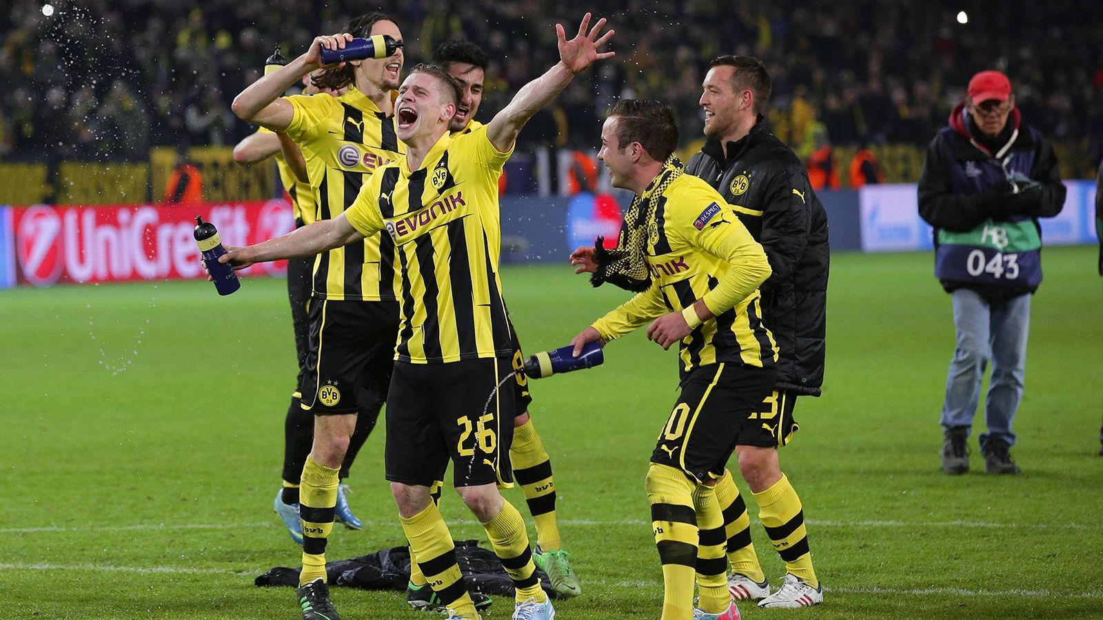 
                <strong>9. April 2013: Das Wunder von Dortmund</strong><br>
                In der Champions League dreht der BVB in dieser Saison mächtig auf und zieht sogar ins Finale ein. Das legendäre 3:2 gegen Malaga in der letzten Sekunde zum Einzug ins Halbfinale ist bis heute unvergessen und wohl einer der unfassbarsten Momente in der Karriere von Piszczek. Es folgte ein 4:1-Hinspielsieg gegen Real Madrid und der Einzug ins Finale. Doch dazwischen warteten andere Aufgaben.
              