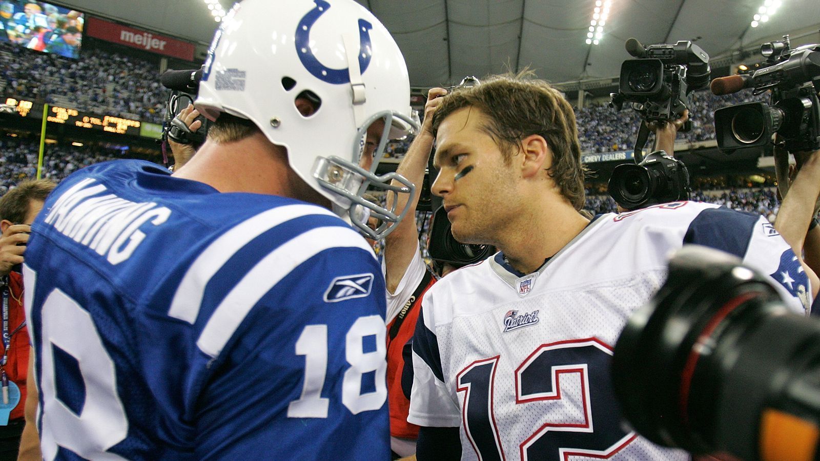 
                <strong>2007: Das größte Regular-Season-Spiel der Geschichte?</strong><br>
                Andersherum lief es zwei Jahre zuvor in einem Duell, auf das die NFL wochenlang hinfieberte: Im November 2007 waren sowohl die Patriots, als auch die Colts noch ungeschlagen. Beide kämpften um die perfekte Saison. US-Medien bezeichneten das Spiel im Vorfeld als das größte Regular-Season-Spiel der NFL-Geschichte. Und es wurde ein Wahnsinns-Duell.
              