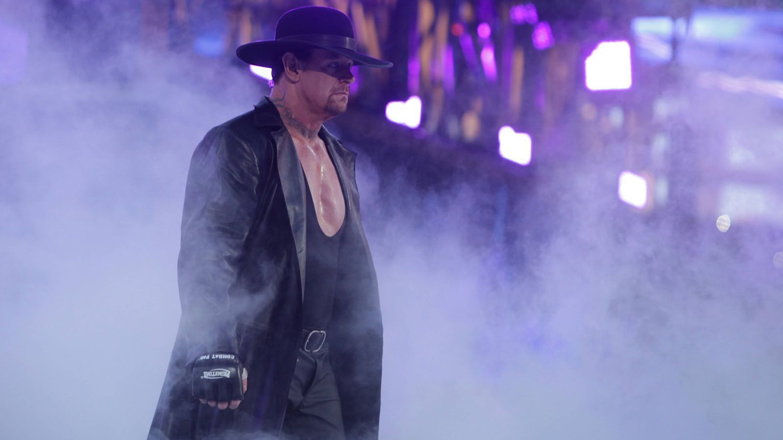 
                <strong>Hall of Fame</strong><br>
                Traditionell werden am WrestleMania-Wochenende auch neue Wrestler in die WWE-HoF aufgenommen. Dieses Jahr wird die Klasse vom "Undertaker" angeführt, er ist einer der wohl bekanntesten Wrestler der Geschichte! Mark Callaway, so der bürgerliche Name des "Takers", debütierte 1990 in der WWE und beendete 2020 seine Karriere. In seiner Vita stehen über 13 WWE-Titel. Unvergessen: Seine Siegesserie bei WrestleMania. Von 1991 bis 2014 verlor der Undertaker nicht ein Match auf der "Grandest Stage of them all". Von 27 Matches bei WrestleMania konnte der "Deadman" 25 für sich entscheiden. Neben ihm werden der 2018 verstorbene Vader, Queen Sharmell und die Steiner Brothers in die Ruhmeshalle eingeführt.
              