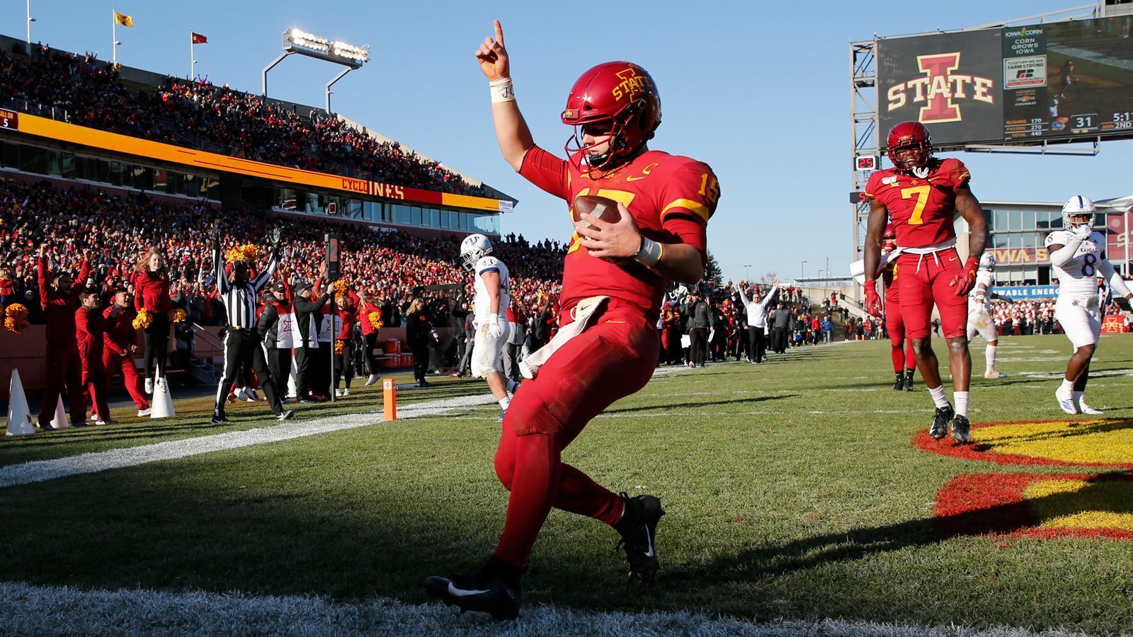 
                <strong>Brock Purdy</strong><br>
                Als absoluter Leader seiner Mannschaft erreichte Quarterback Brock Purdy im vergangenen Jahr fast 4.000 Yards, 27 Touchdowns bei nur neun Interceptions und sorgte damit dafür, dass man sich mit den großen Namen des College Football durchaus messen konnte. Nun in seinem dritten Jahr angekommen, ist er einer der Quarterbacks, der trotz Corona auf höchstem Level weiter performen muss, um sich Hoffnungen auf einen Verbleib im "Football-Geschäft" nach der College-Karriere machen zu können. Viele nennen ihn den besten Quarterback der Big 12.
              