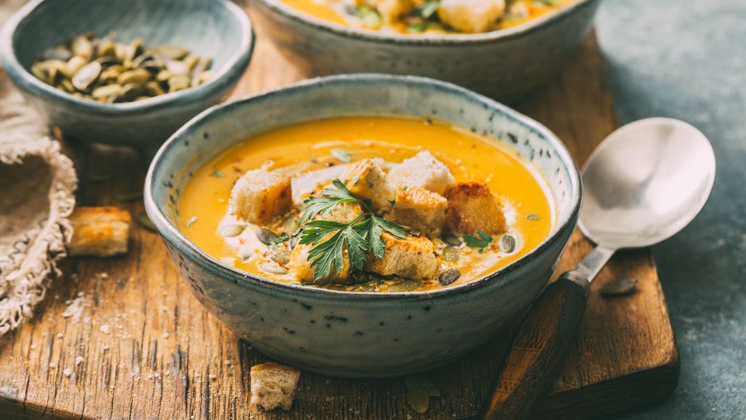 Das perfekte Topping für deine Kürbissuppe: knusprige Croutons.