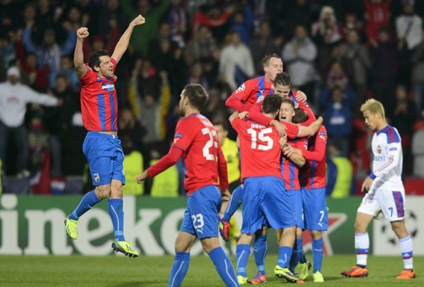 
                <strong>Viktoria Pilsen</strong><br>
                Wahnsinn! Mit einem einzigen Sieg rettet sich Viktoria Pilsen gegen ZSKA Moskau (2:1) im letzten Spiel der CL-Gruppenphase in die Europa League. In der Gruppe mit Bayern und ManCity reichen drei Punkte aus, um weiterhin international zu spielen
              