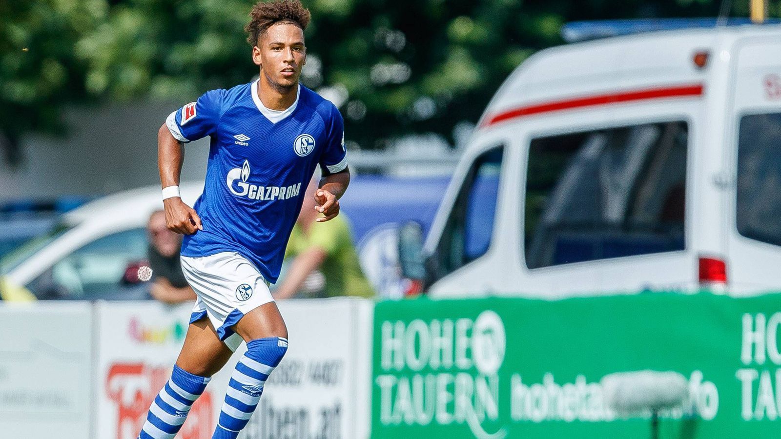 
                <strong>Thilo Kehrer (Paris St. Germain)</strong><br>
                Der Wechsel von Thilo Kehrer vom FC Schalke zu Paris St. Germain freut auch den SSV Reutlingen. Denn der erhält immerhin rund 92.000 Euro, auch wenn nur eins von insgesamt vier Jahren angerechnet wird. "Dadurch werden wir in diesem Jahr sicher nicht in die Bredouille kommen, die Runde zu überstehen. Das lässt alle hier etwas ruhiger schlafen", sagt Reutlingens Fußballchef Michael Schuster.
              