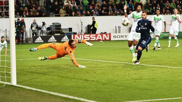 
                <strong>VfL Wolfsburg - Real Madrid: Die Torschüsse</strong><br>
                VfL Wolfsburg - Real Madrid: Die Torschüsse. Gareth Bale wurde vor den beiden Wolfsburgern Toren von Luiz Gustavo im Strafraum zu Fall gebracht. Über einen Elfmeter hätten sich die Gastgeber nicht beschweren dürfen. In der 14. Minute rettete Benaglio zudem stark gegen Karim Benzema. Wolfsburg brachte in 90 Minuten von sieben Schüssen drei auf das gegnerische Tor - zwei waren drin. Real Madrid versuchte es 13 Mal Wölfe-Keeper Benaglio zu überwinden - ohne Erfolg.
              