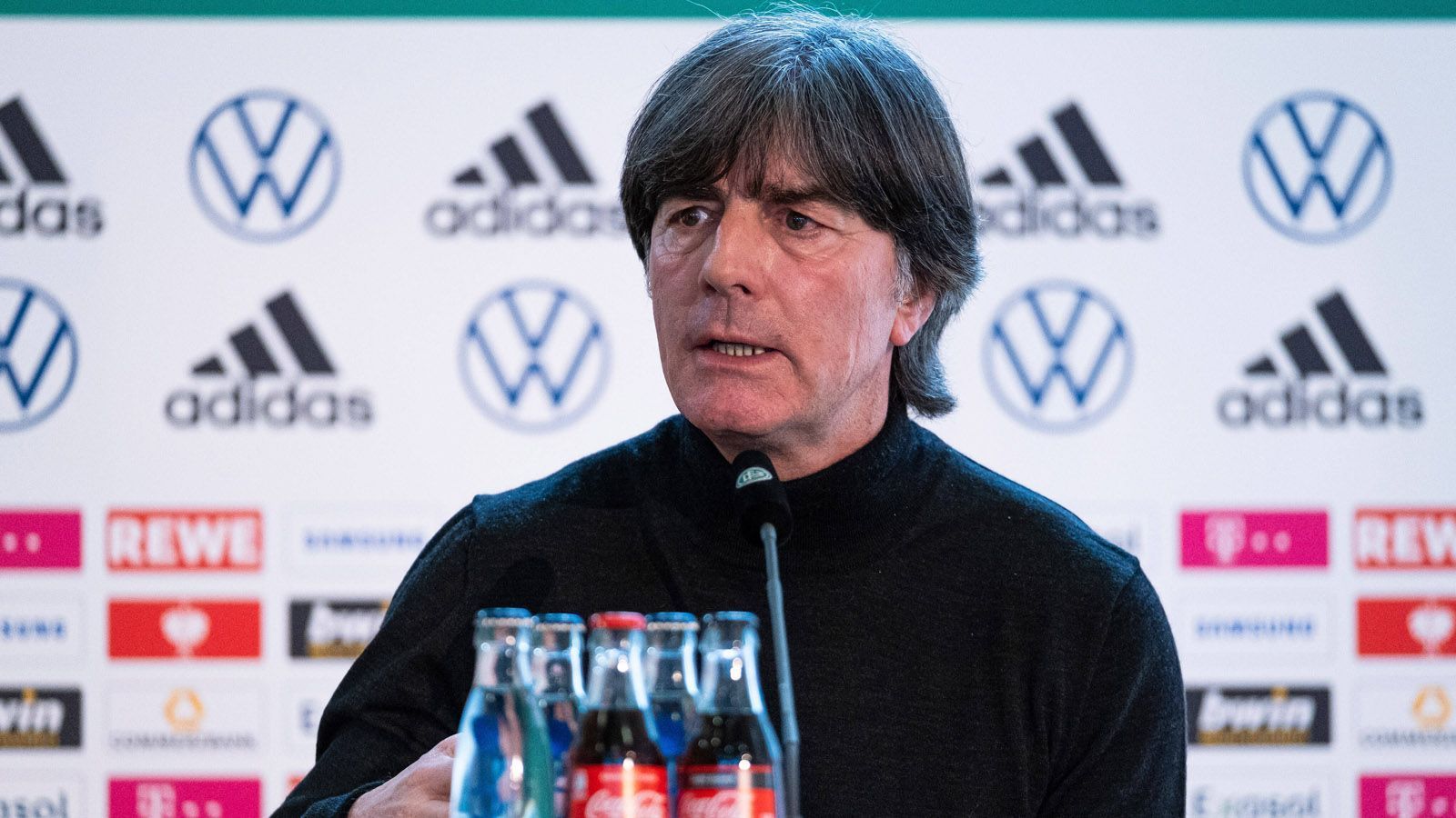 
                <strong>WM-Chaos: DFB-Team</strong><br>
                Bundestrainer Joachim Löw kann also am Freitag alle "England-Legionäre" berufen und diese dürfen an allen drei Länderspielen der Nationalmannschaft teilnehmen. Währenddessen müssen "Normalsterbliche" weiterhin in Quarantäne, wenn sie aus Großbritannien nach Deutschland einreisen. Glücklicherweise führt die Auswärtsreise das DFB-Team nach Rumänien, wo es keine Beschränkungen gibt.
              