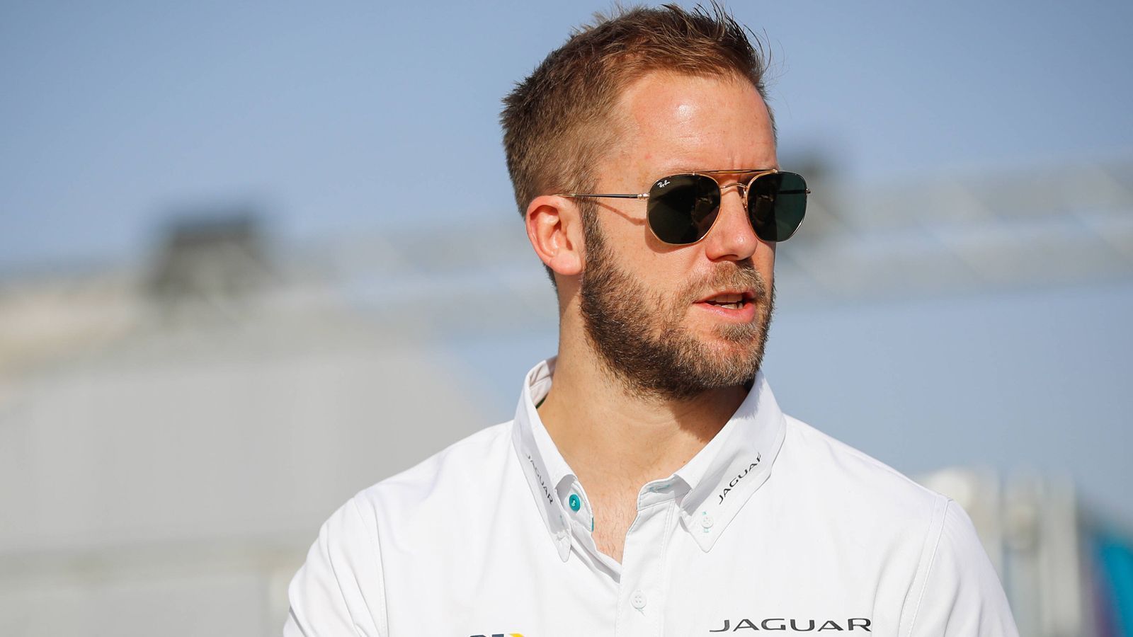 
                <strong>Sam Bird (Jaguar)</strong><br>
                Der alte Hase. Sam Bird gehört zum Inventar der Formel E, er ist von Anfang an dabei und fährt seit der ersten Saison fast immer um den Titel mit, geklappt hat es allerdings bis heute nicht. Wenn einer reif für den großen Wurf wäre, dann er. Der Brite kennt alle Tricks, hat die Erfahrung, die Pace - fehlen Konstanz und die nötige Portion Glück. Sind auch die vorhanden, kann Bird ganz vorne landen.
              