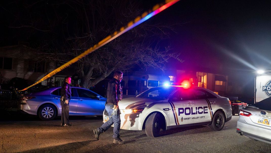 Polizisten am Tatort in West Valley City, Utah: Bei einem Stadtfest sind drei Menschen durch Schüsse getötet worden.