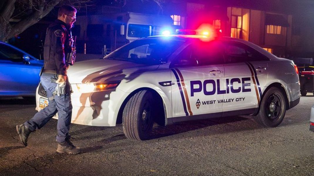 Polizisten am Tatort in West Valley City, Utah - Bei einem Stadtfest in Utah sind drei Menschen durch Schüsse getötet worden. Besonders tragisch: Unter den Opfern ist ein Säugling.  