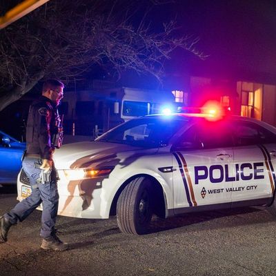 Polizisten am Tatort in West Valley City, Utah - Bei einem Stadtfest in Utah sind drei Menschen durch Schüsse getötet worden. Besonders tragisch: Unter den Opfern ist ein Säugling.  