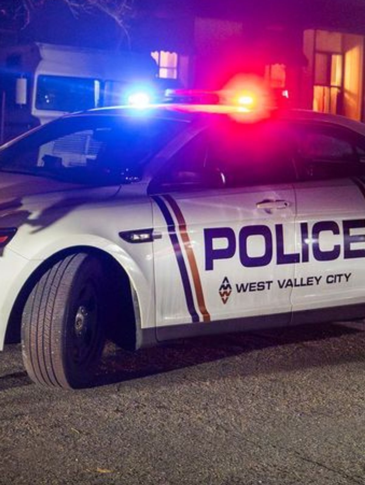 Polizisten am Tatort in West Valley City, Utah - Bei einem Stadtfest in Utah sind drei Menschen durch Schüsse getötet worden. Besonders tragisch: Unter den Opfern ist ein Säugling.  