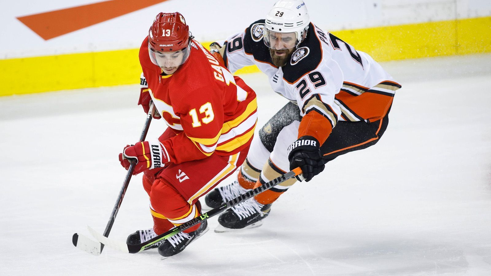 
                <strong>Johnny Gaudreau (Calgary Flames) - 95 Scorerpunkte (34 Tore/61 Assists)</strong><br>
                Johnny Gaudreau steuert der bisher besten Saison seiner Laufbahn entgegen und das wirkt sich auch auf die Bilanz der Calgary Flames aus, die ihr Potenzial endlich einmal auszuschöpfen scheinen. "Johnny Hockey", wie der kleine, wieselflinke Amerikaner genannt wird, ist dabei zusammen mit seinen Reihenkollegen Elias Lindholm und Matthew Tkachuk der Motor des Erfolgs im ehrwürdigen Saddledome.
              