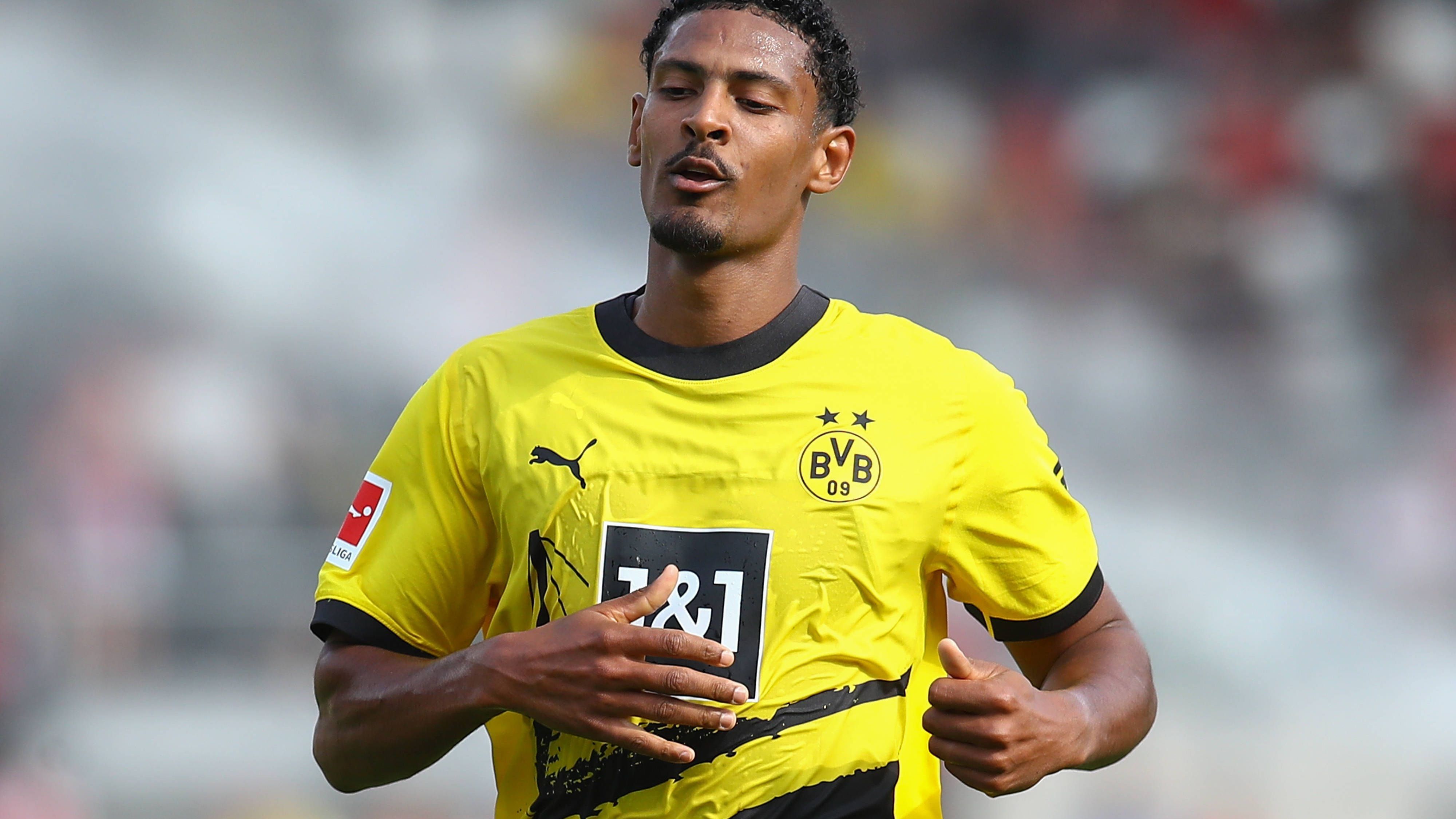 <strong>Haller fehlt dem BVB wochenlang: Wer kann ihn ersetzen?</strong><br>Sebastien Haller ist beim BVB gesetzt, wird aber nicht die komplette Saison über zur Verfügung stehen. Es ist nahezu sicher, dass der Nationalspieler der Elfenbeinküste am Afrika Cup (13. Januar bis 11. Februar) in seiner Heimat teilnehmen wird. Der Stürmer fehlt dem BVB bis zu sieben Spiele. Wer soll ihn ersetzen? Wird der BVB noch einmal auf dem Transfermarkt aktiv?