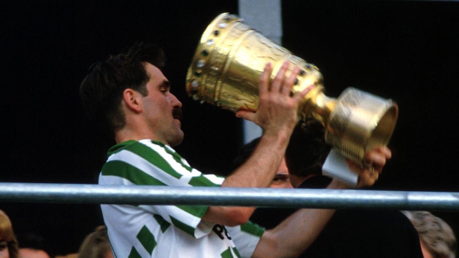 
                <strong>Die meisten Pokalspiele: Mirko Votava, 79</strong><br>
                Zwischen 1974 und 1996 bestritt Votava 79 Pokalspiele für Borussia Dortmund und Werder Bremen. Hinter ihm rangiert Karl-Heinz Körbel mit 70 Partien auf Platz zwei.
              