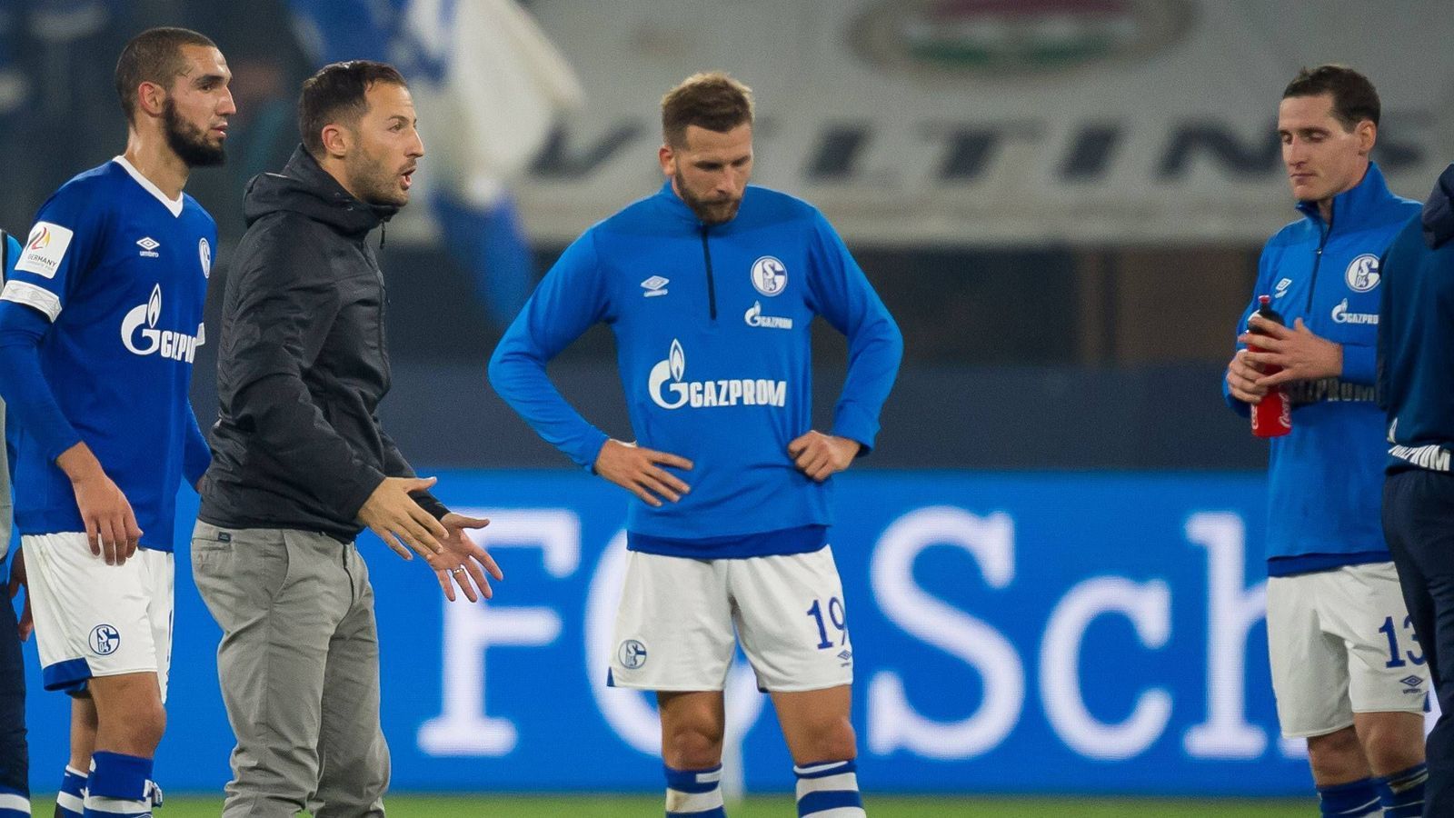 
                <strong>Droht Schalke wieder der totale Fehlstart?</strong><br>
                Auch nach vier Spieltagen stehen der FC Schalke 04 und sein Coach Domenico Tedesco ohne einen einzigen Punkt da. Verliert der Vizemeister auch am Dienstag in Freiburg, hat er seinen eigenen Start-Minusrekord aus der Saison 2016/17 eingestellt, als er unter Trainer Markus Weinzierl sogar die ersten fünf Partien verlor. Den miesesten Start aller Zeiten legte aber ein anderer Bundesligist hin. ran.de zeigt, welche Vereine am schlechesten aus den Startlöchern kamen.
              