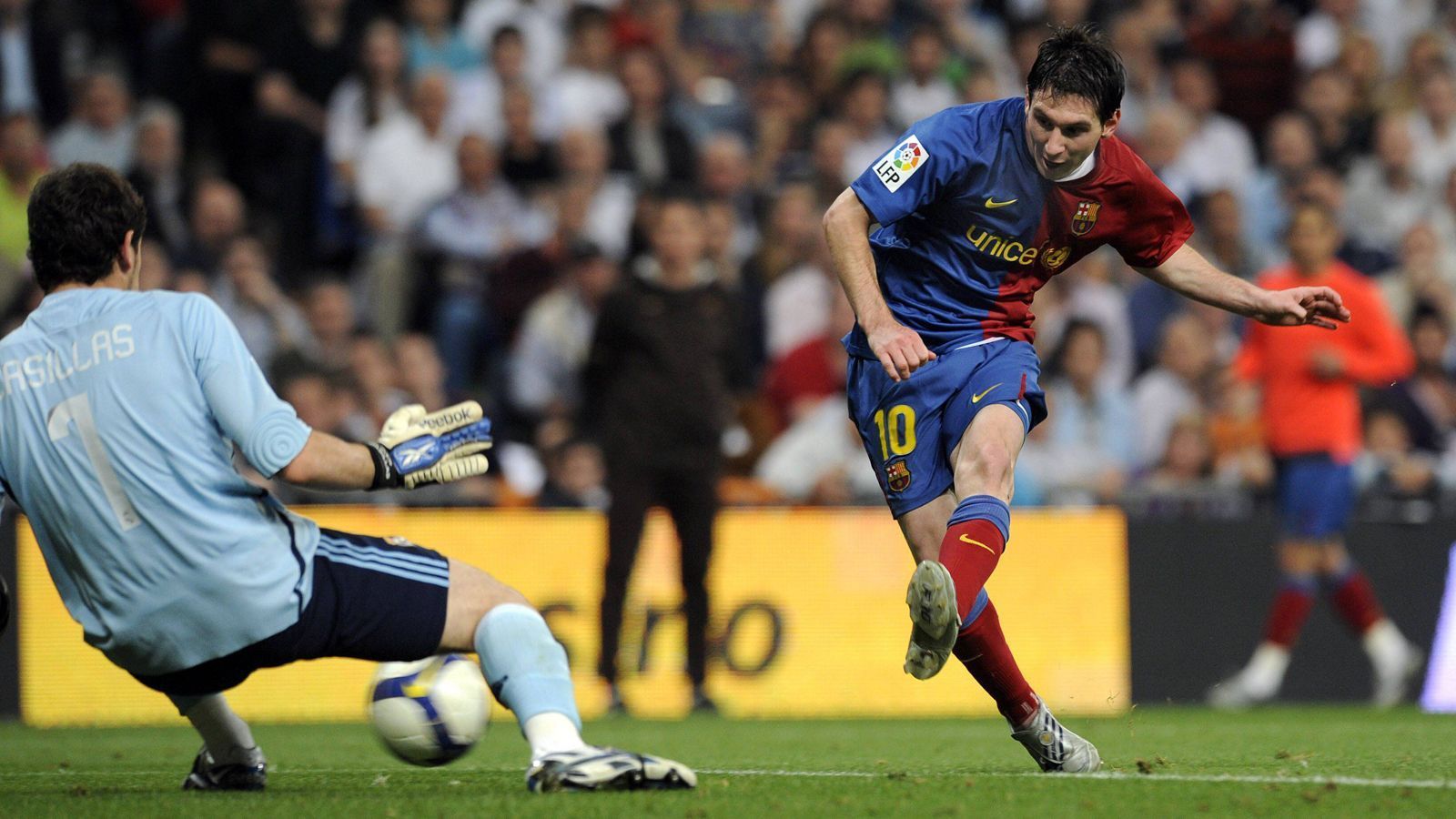 <strong>2009: Barca revanchiert sich</strong><br>
                Die Revanche gelang Barca aber im Jahr darauf in Madrid. Mit 6:2 wurde Real im Bernabeu vom Platz gefegt, für die Katalanen war das Spiel der entscheidende Schritt zur Meisterschaft. Der junge Lionel Messi (r.) erzielte zwei Tore für Barca. Das kommende Jahrzehnt sollte durch das Duell der Superstars Messi und Cristiano Ronaldo geprägt werden.
