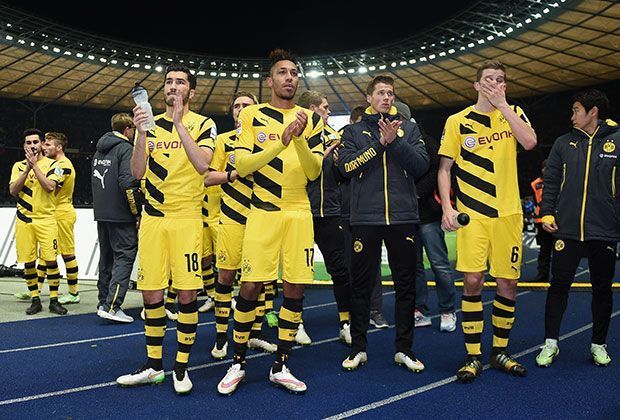 
                <strong>BVB-Fans in Berlin</strong><br>
                Dass ihre Fans im Erfolg zu den besten Europa gehören, wissen die Spieler schon länger - jetzt erleben sie auch mitten in der Krise, was es heißt, für Borussia Dortmund zu spielen.
              