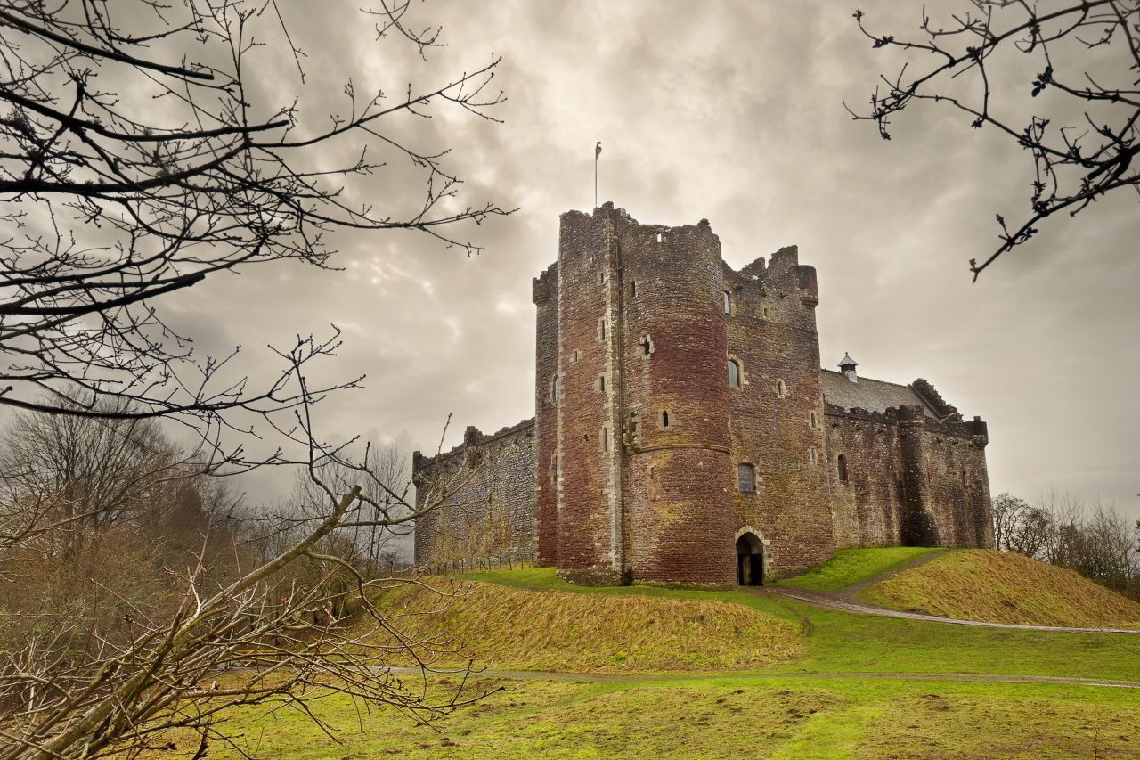 Das Zuhause von Jon Schnee, "Winterfell" liegt vermeintlich im kleinen Dorf Doune in Schottland. Die mittelalterliche Festung wurde bereits im 13. Jahrhundert erbaut.