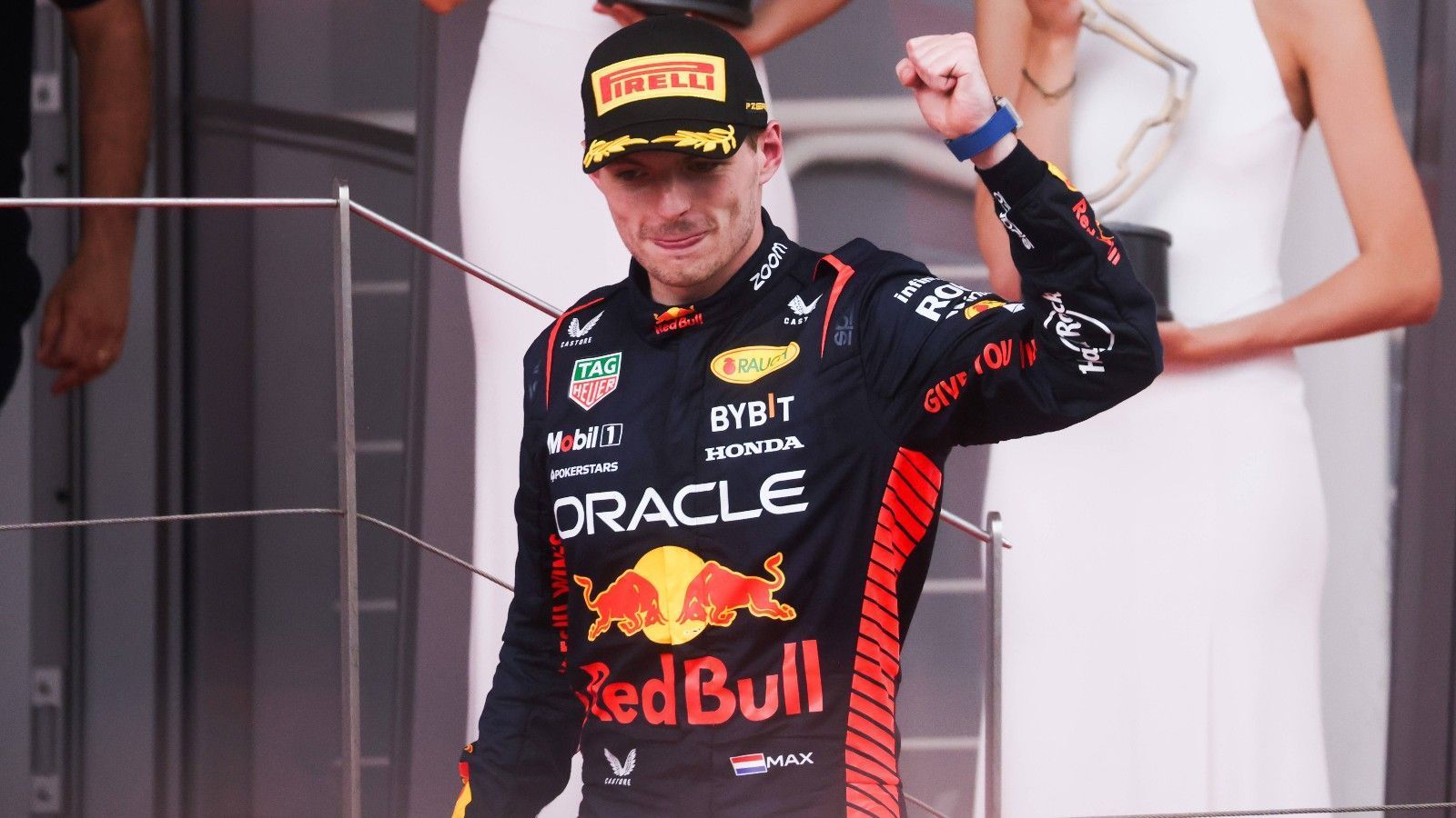 
                <strong>Gewinner: Max Verstappen</strong><br>
                Er ist der Stammgast unter den Gewinnern: Max Verstappen. Der zweimalige Weltmeister durfte sich beim Monaco-GP über einen Start-Ziel-Sieg freuen. Und das in beeindruckender Manier. Lange Zeit fuhr er bei schönstem Wetter voraus, doch auch der Regen in der zweiten Rennhälfte brachte ihn nicht aus der Ruhe. Zwar küsste er im Rennen "ein paar Mal" die Mauer, Auswirkungen hatte dies aber mitnichten. Die Führungsetage von Red Bull jubelte über seine "unglaubliche" Leistung. Die Führung in der WM-Wertung ausgebaut, Sebastian Vettel als Rekordsieger von Red Bull abgelöst – ein perfektes Wochenende für den Niederländer.
              