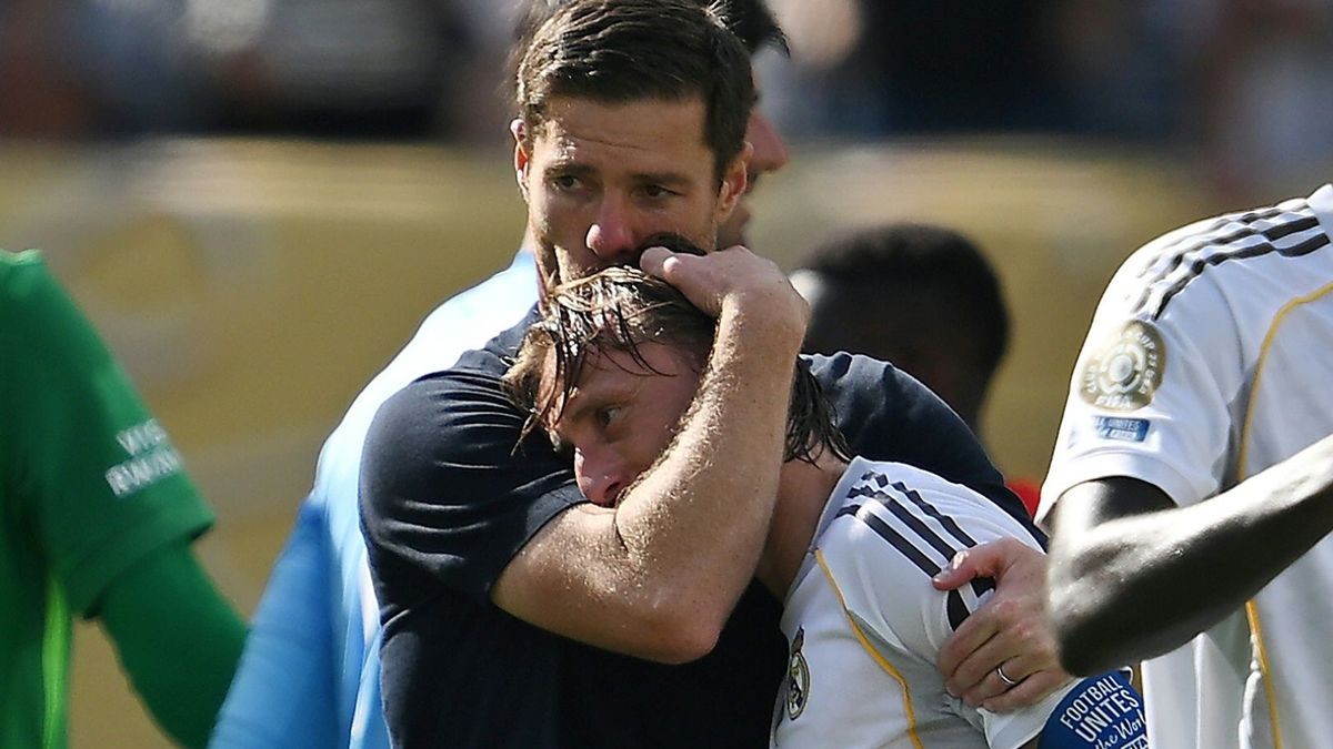 Xabi Alonso umarmt Luka Modric nach dessen letztem Spiel