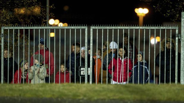 
                <strong>Fans schauen durch den Zaun</strong><br>
                Zaun-Gäste: Hinter den Toren befindet sich keine Tribüne - die Fans schauen von der Straße aus durch den Zaun zu.
              
