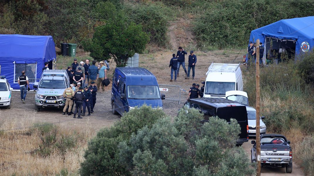 Die Polizei errichtete Zelte und Absperrungen in dem Gebiet, in dem die Dreijährige zuletzt lebend gesehen wurde. 