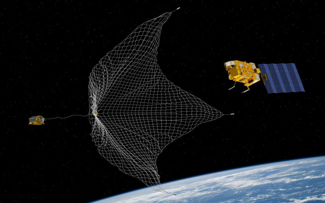 Hab' dich! Satelliten lassen sich auch mit Wurfnetzen einfangen, wie Versuche in der Schwerelosigkeit gezeigt haben.