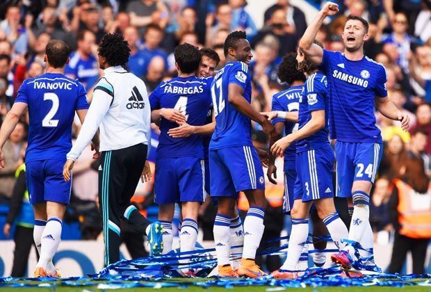 
                <strong>FC Chelsea (England)</strong><br>
                In der Premier League feiern die Blues die Meisterschaft. Unter der Leitung von Jose Mourinho krönt sich der FC Chelsea zum fünften Mal zum besten Team des Jahres - nach 1955, 2005, 2006 und 2010.
              