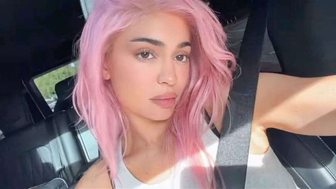 Ist Kylies bunter Haarfarben-Ära zurück? Die Fans sind auf jeden Fall von Kylie in Pink begeistert.