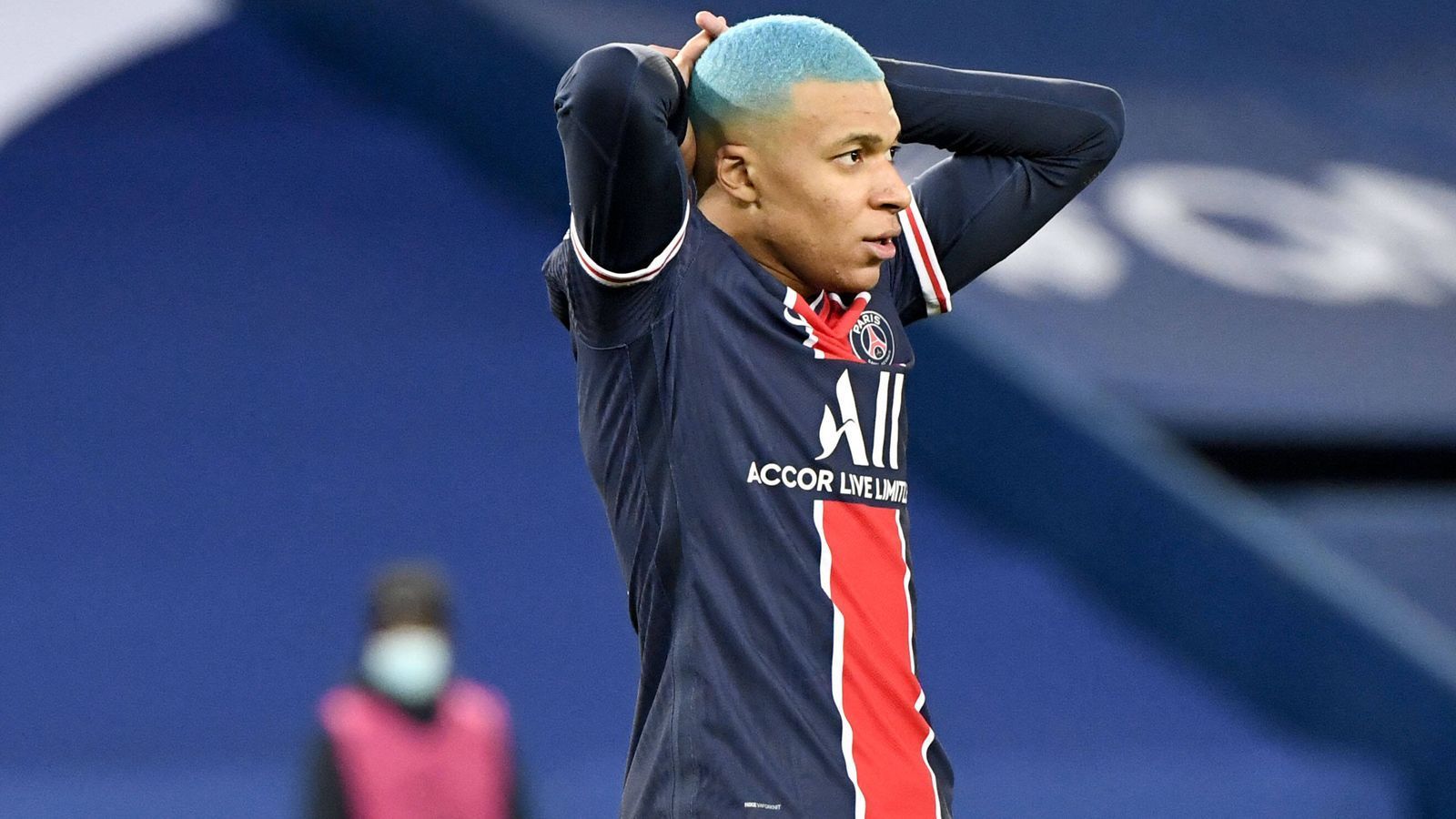 
                <strong>Kylian Mbappe</strong><br>
                Auch Griezmanns Nationalmannschaftskollege Kylian Mbappe überraschte zuletzt mit neuem Style. Der 21-Jährige zeigte sich beim Ligue-1-Spiel seines Klubs Paris St. Germain gegen Lorient mit blau gefärbten Haaren. Trotz dieser etwas extravaganten Farbe findet die Frisur Mbappes bei seinen Fans wohl Anklang. Fast zweieinhalb Millionen Follower markierten Mbappes erstes, gepostetes Bild mit blauen Haaren mit einem Like. 
              