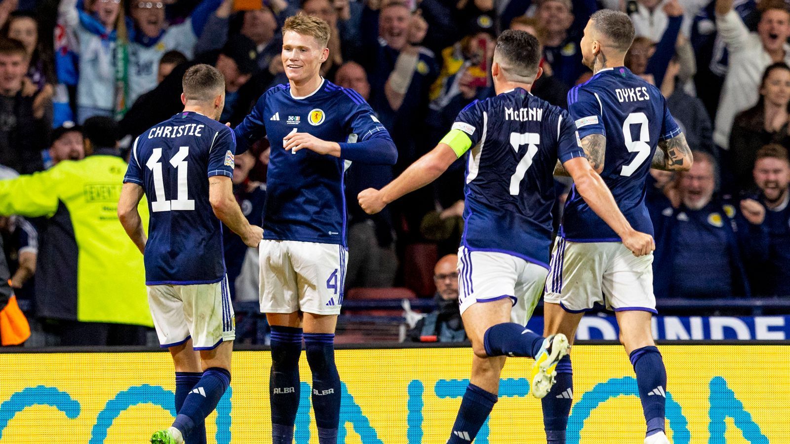 
                <strong>Liga B: Aufsteiger Schottland</strong><br>
                Geglückte Revanche: Im Juni mussten die Schotten noch ihre WM-Hoffnungen nach einer Niederlage gegen die Ukraine begraben. Mit einem Unentschieden im alles entscheidenden Spiel um den Aufstieg setzten sie sich nun gegen die Osteuropäer in der Tabelle durch und spielen ab sofort in Liga A mit.
              