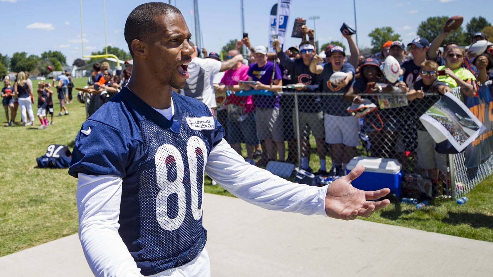 
                <strong>Victor Cruz</strong><br>
                Victor Cruz ist ein echter Kämpfer! Er wurde nicht zum Combine eingeladen und nicht gedraftet, doch in der Postseason der Saison 2010 erkämpfte er sich einen Platz im 53-Mann Kader der New York Giants. Danach war der Wide Receiver jahrelang eines der Lieblingsziele von Quarterback Eli Manning. Im Februar 2017 wurde er bei den Giants entlassen, versuchte sein Glück dann bei den Chicago Bears, schaffte es dort allerdings nicht in den endgültigen Kader. Mittlerweile hat er seine Karriere beendet.
              