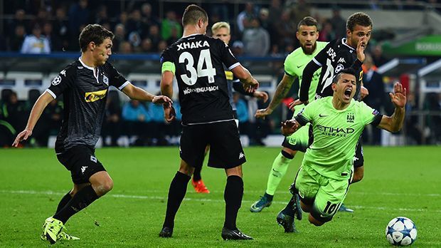 
                <strong>Manchester City: Entscheidung in der 90.Minute</strong><br>
                Gegen Manchester City fällt die Entscheidung in der letzten Minute: Nach einem Foul von Fabian Johnson an City-Stürmer Sergio Agüero verwandelt der Argentinier eiskalt. In der Königsklasse ist es nach zwei Spielen schon der vierte Elfer gegen Gladbach!
              