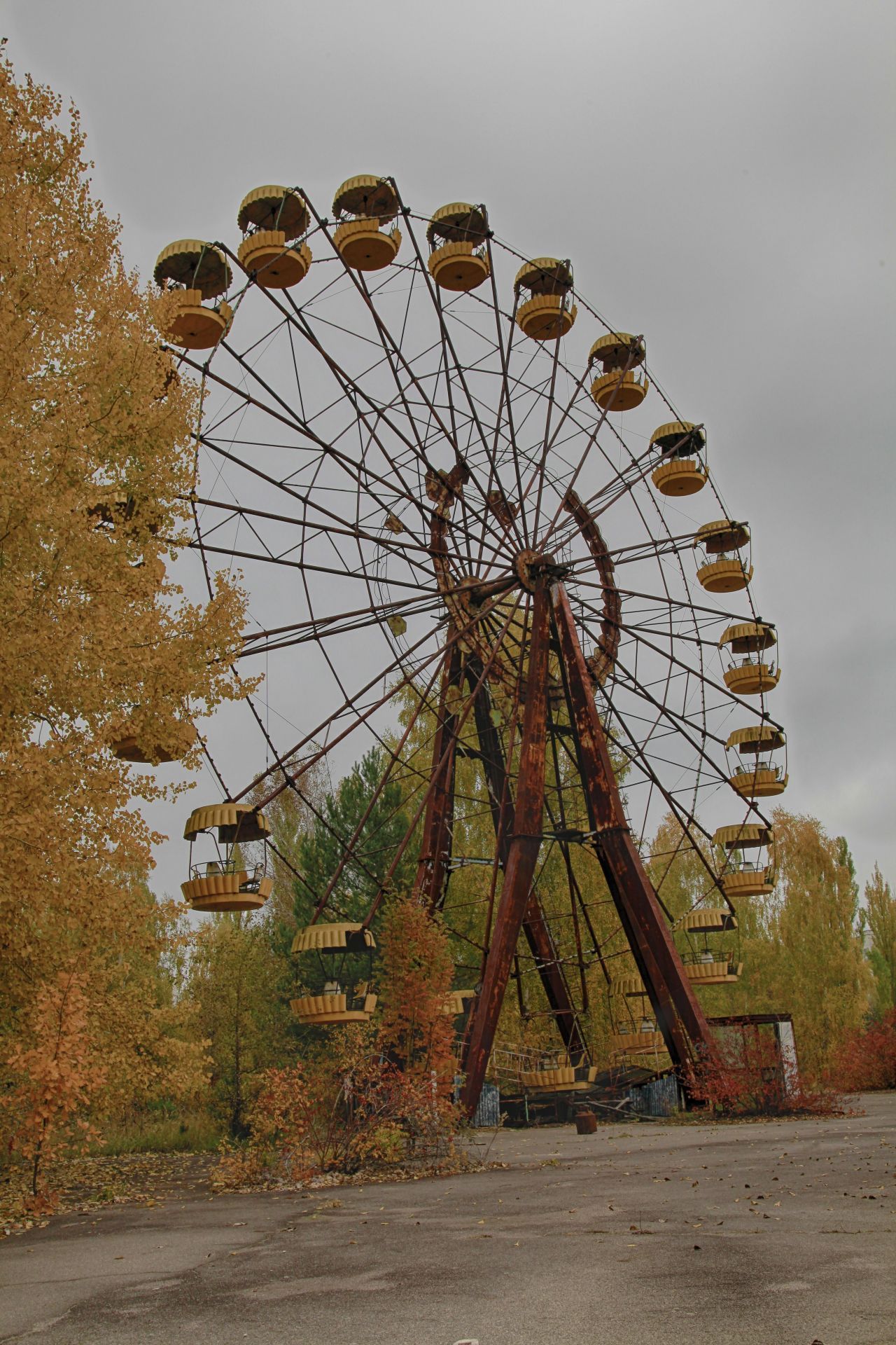 In Prypjat rostet der wohl traurigste Vergnügungspark der Welt vor sich hin – inklusive Riesenrad und Autoscooter. Am 1. Mai 1986 sollte er eröffnet werden, doch dazu kam es aufgrund des Reaktorunglücks nicht mehr. Die Stadt wurde am 27. April 1986 evakuiert.