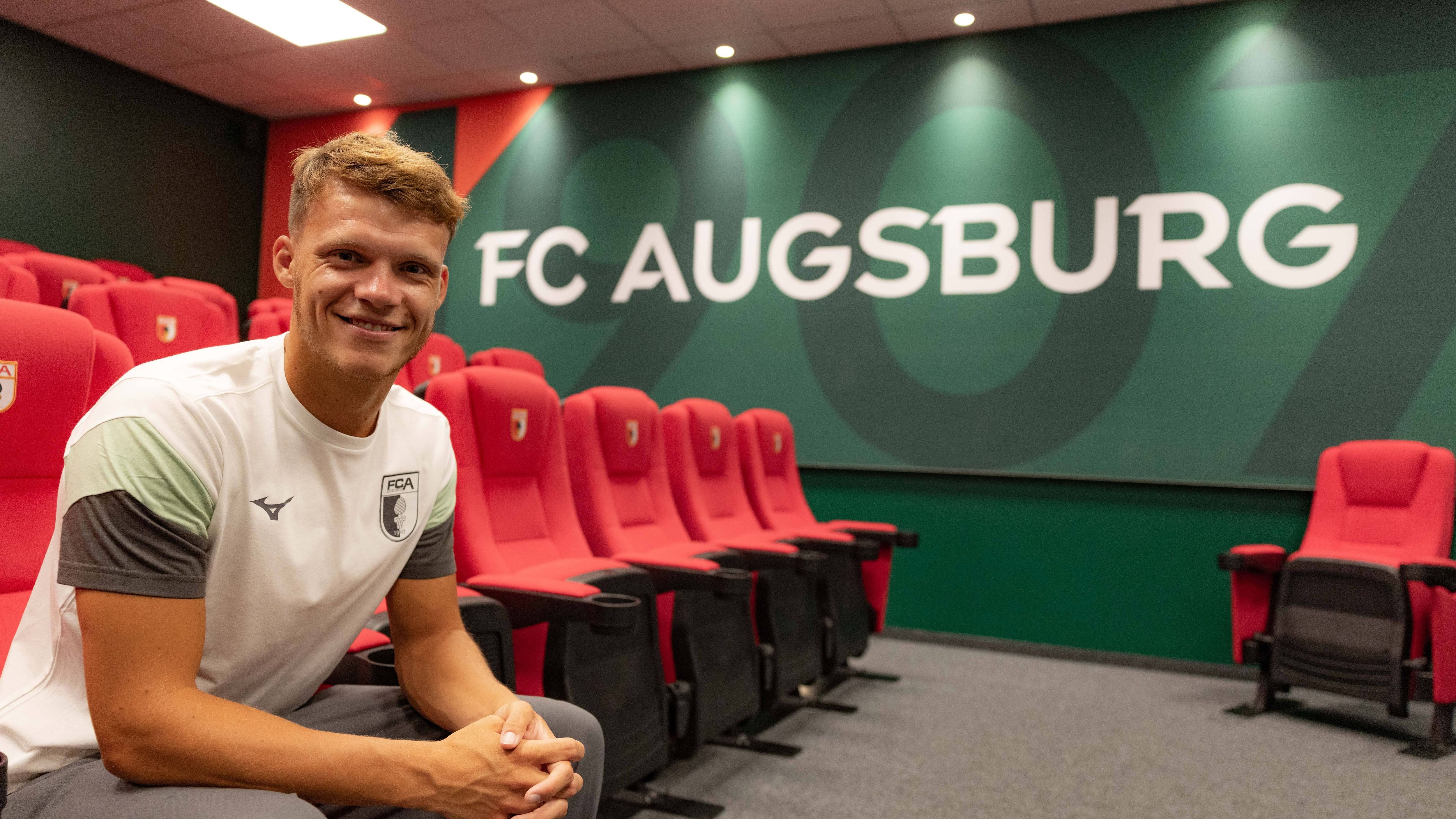 <strong>Robin Fellhauer (FC Augsburg)</strong><br>Mit der SV Elversberg gelang Robin Fellhauer beinahe ein kleines Fußballmärchen. Erst ein spätes Heidenheimer Tor im Relegationsrückspiel beendete die Aufstiegsträume der Saarländer. Für den Mittelfeldspieler führt der Weg dennoch ins Oberhaus - zum FC Augsburg. Bei den bayerischen Schwaben unterschrieb er bis 2029.