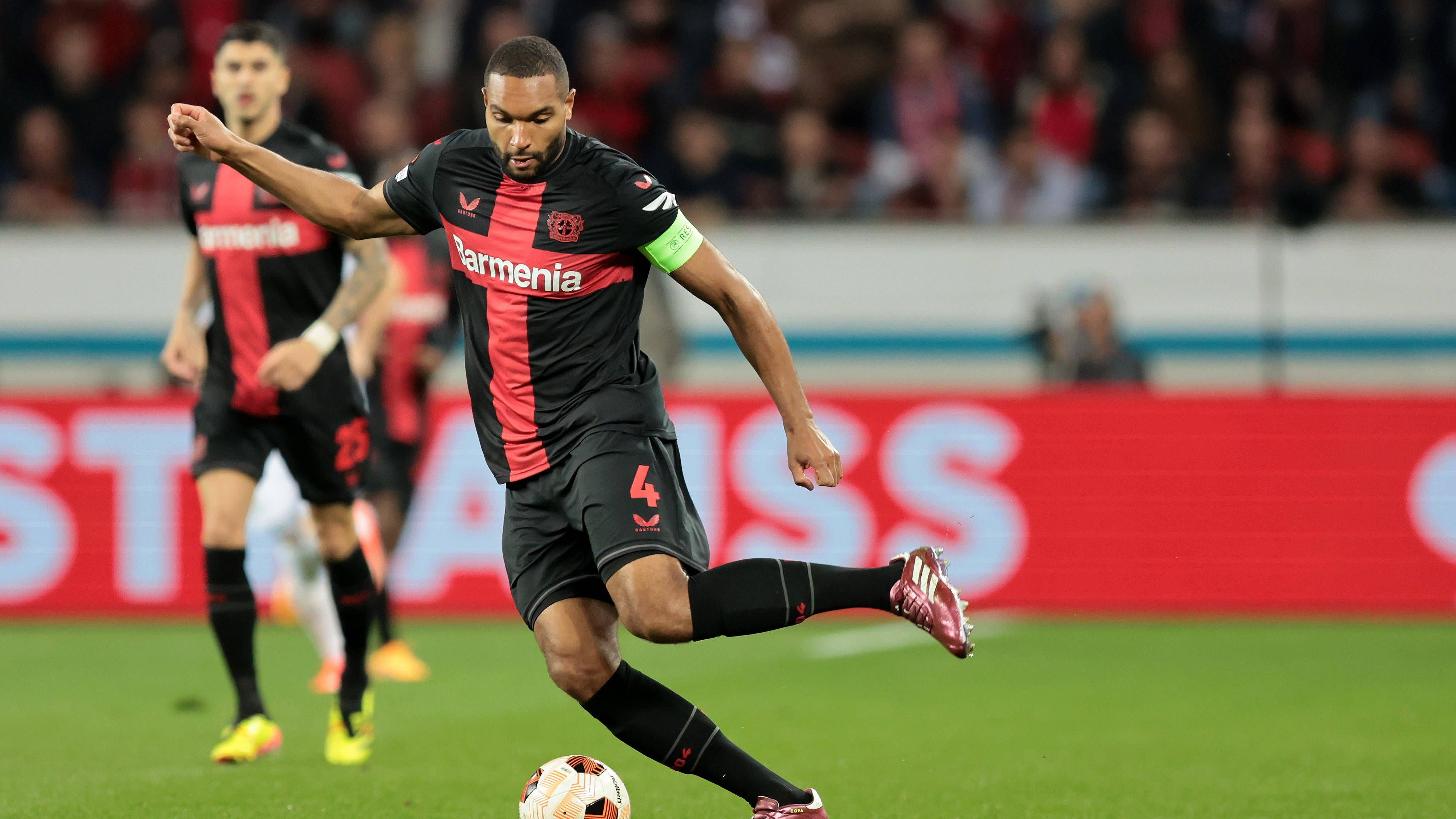 <strong>Jonathan Tah</strong><br>Wird nicht oft gefordert, hat aber in den wenigen Duellen mit Antonio so seine Probleme, wirkt dabei nicht gedankenschnell. Nicht ganz so souverän wie gewohnt, trotzdem ordentlich. Hat Pech bei seinem Ausflug nach vorne in der Schlussphase, als er mehrfach scheitert. <em><strong>ran-Note: 3</strong></em>