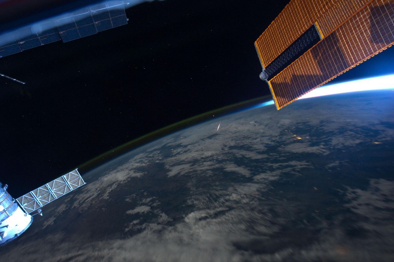 Das Aufglühen von Perseiden-Meteoren in der Erdatmosphäre ist auch aus dem Weltall zu sehen - so wie hier, fotografiert 2011 von ISS-Astronaut Ron Garan.
