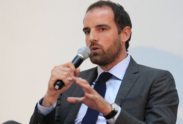 
                <strong>Christoph Metzelder</strong><br>
                Nach seiner Rückkehr aus Madrid 2010 zog es den Verteidiger zum FC Schalke. Bis vergangenes Jahr stand Christoph Metzelder noch aktiv auf dem Rasen, zuletzt bei seinem Heimatverein TuS Haltern. Seitdem ist er viel für seine Stiftung unterwegs.
              