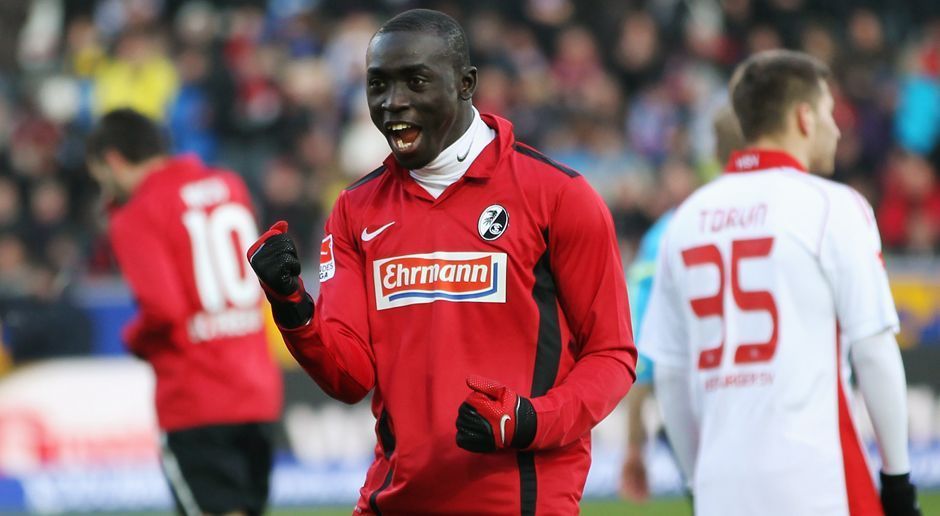 
                <strong>2010 - Papiss Demba Cisse zum SC Freiburg (1,5 Mio.)</strong><br>
                Zur Rückrunde der Saison 2009/10 kam Cisse vom FC Metz zum SC Freiburg und sorgte ordentlich für Furore in der Bundesliga. In der folgenden Spielzeit schoss er sich mit 22 Toren auf Platz zwei der Torjägerliste und den SC auf einen beruhigenden neunten Platz. In der Winterpause 11/12 verpflichtete Newcastle United den Senegalesen für zwölf Millionen Euro.
              