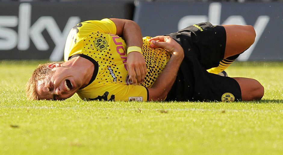 
                <strong>Die Krankenakte des Mario Götze</strong><br>
                Auf dem Weg zum zweiten Meistertitel mit dem BVB zwingt ihn im Dezember 2011 ein Muskelfaserriss zu einer einwöchigen Pause. Götze muss ein Spiel aussetzen.
              