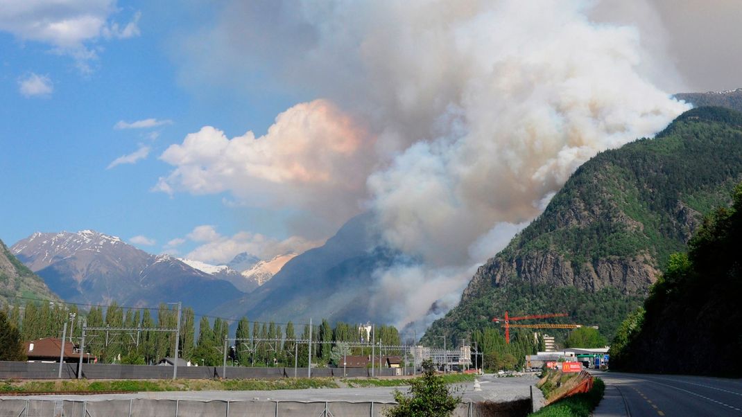 Schweiz, Kanton Wallis: Ein Waldbrand hält die Einsatzkräfte in Atem. Löscharbeiten sind bisher erfolglos, ein erstes Dorf muss evakuiert werden. 