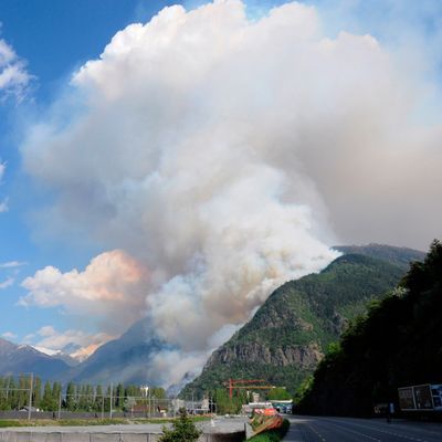 Feuerwehr verzweifelt an Waldbrand in den Alpen im Kanton Wallis