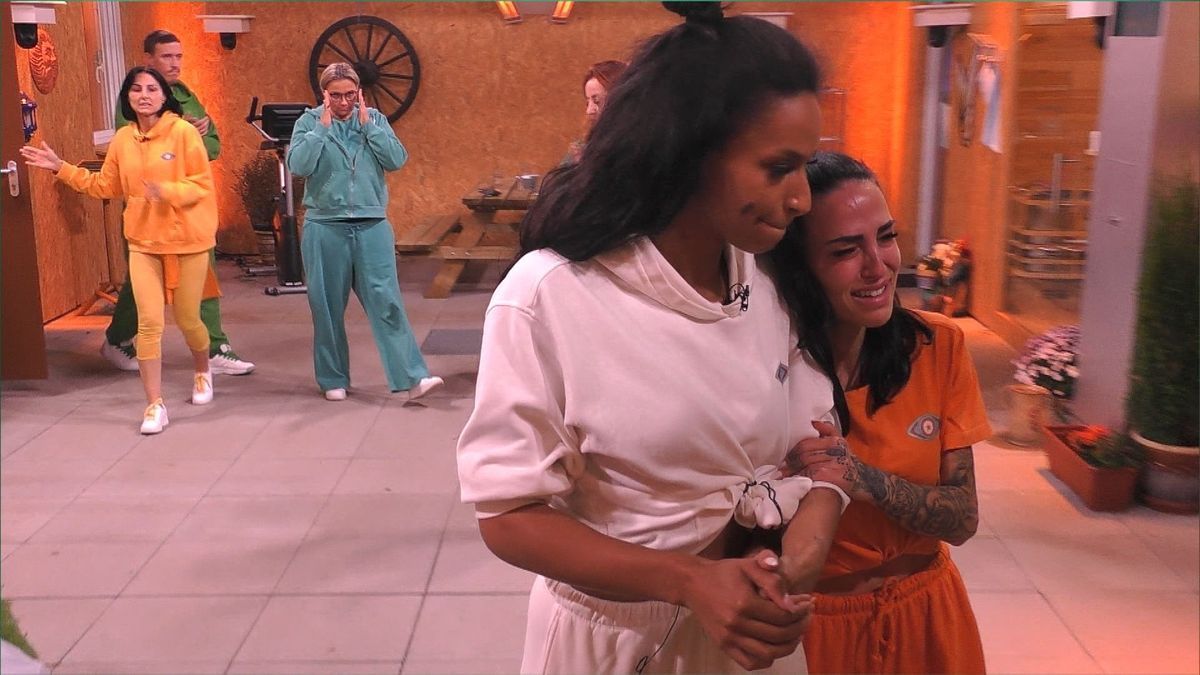 "Promi Big Brother" 2024: Cecilia Asoro macht Elena Miras zum Abschied Mut.