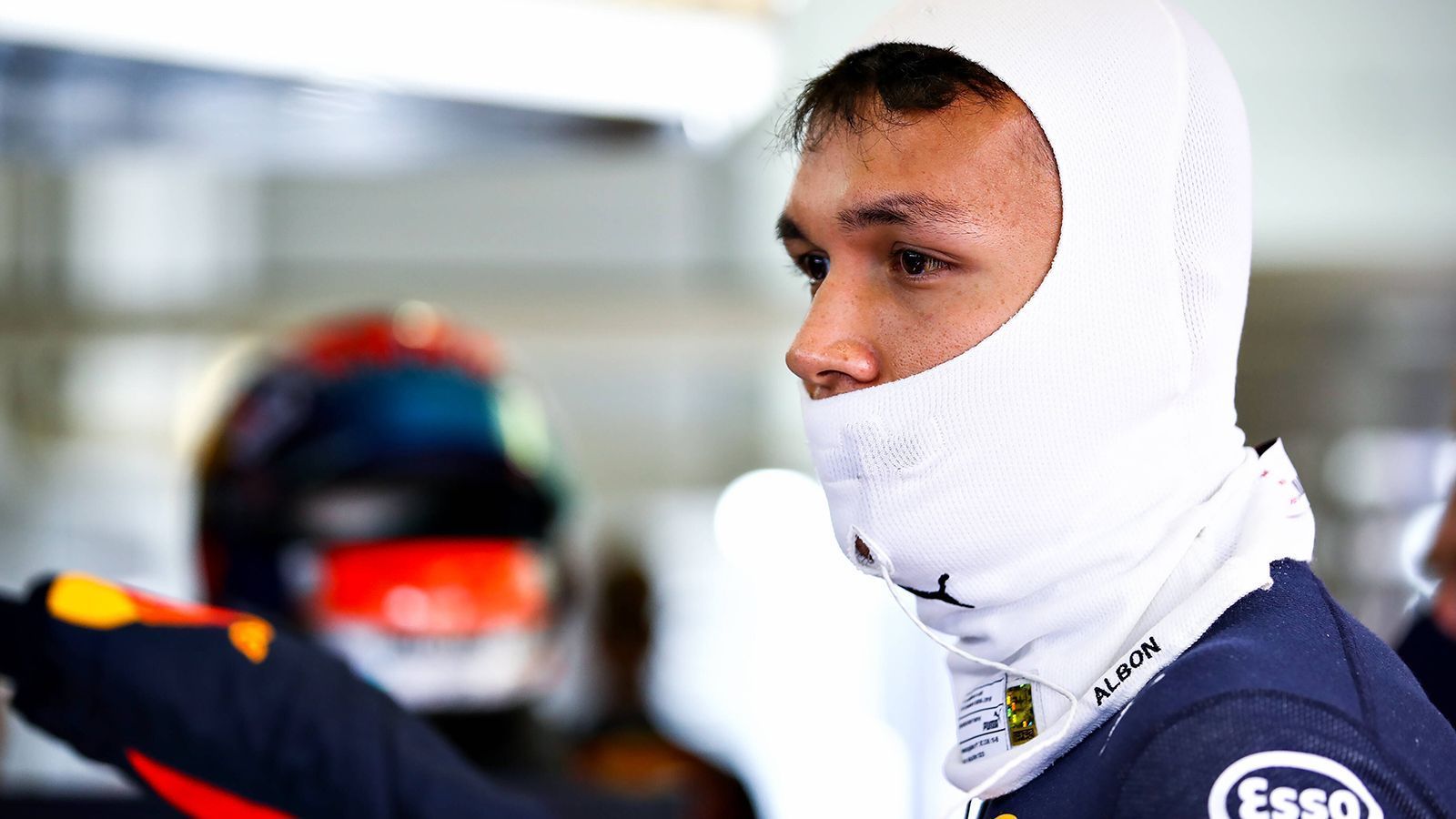 
                <strong>VERLIERER: Alexander Albon</strong><br>
                Die aktuelle Nummer zwei im Red Bull fährt wieder um die Plätze in der zweiten Reihe. Am Ende keine schlechte Leistung im Rennen, in dem der 24-Jährige von Startplatz neun auf P5 fährt. Trotzdem stehen im Endergebnis auch wieder 40 Sekunden hinter seinem Teamkollegen. So sollte die Verteilung eigentlich nicht aussehen.
              