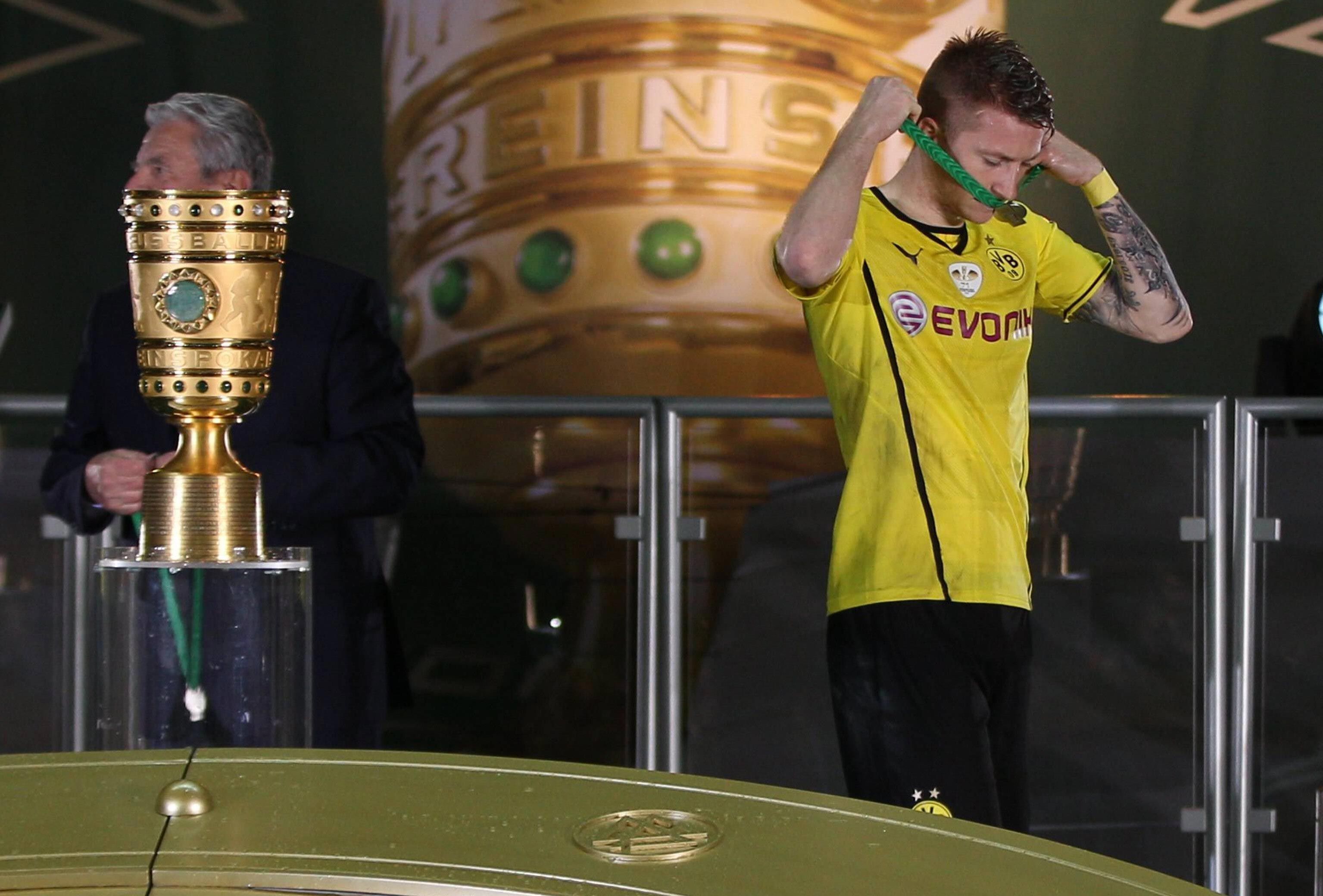 
                <strong>2014: DFB-Pokal-Finale</strong><br>
                Ein Jahr später - ein ähnliches Bild. Diesmal unterlag Reus im DFB-Pokal-Finale den Bayern. Verfolgt den Linksaußen etwa ein Titel-Fluch?
              