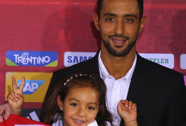 
                <strong>Die Vorstellung von Mehdi Benatia</strong><br>
                Der Defensivmann nimmt seine Tochter mit, die auf ihren Vater mächtig stolz zu sein scheint. "Wenn ein Spieler ein Angebot von Bayern München bekommt, kann er eigentlich nicht nein sagen", sagt Benatia.
              